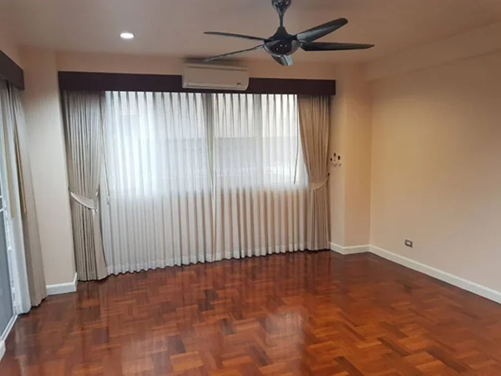 ให้เช่าด่วน คอนโด แบบ 3 ห้องนอน ใกล้ BTS พร้อมพงษ์ For Rent 3 Bedroom Unit Near BTS Prompong