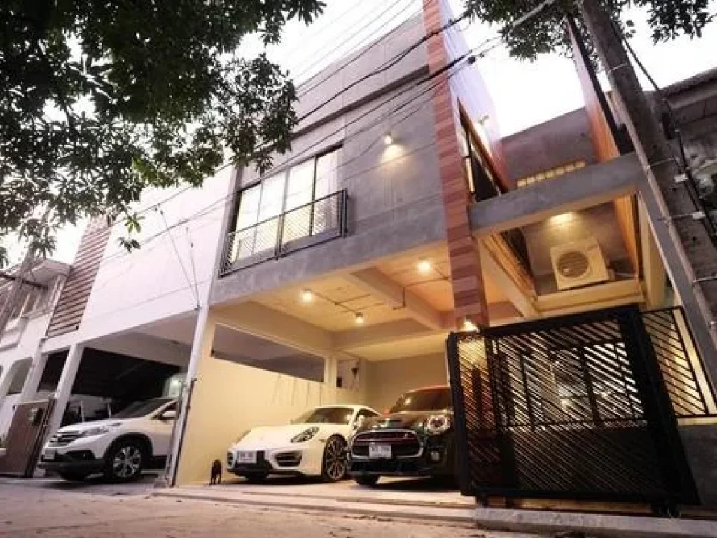 ให้เช่าทาวน์โฮมแต่งหรู 2 ชั้น สุขุมวิท49 Modern Loft ใกล้ BTS พร้อมพงษ์ เเละ BTS ทองหล่อ