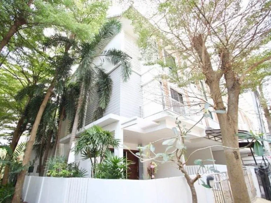 RENT Town home 3 ชั้นให้เช่าติดถนนสุขุมวิท 77 ห้องมุม ทำเลทอง ราคาพิเศษ RT232