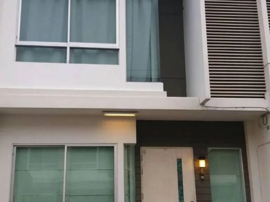 RENT Townhome 3 ชั้นให้เช่า ถนนกรุงเทพกรีฑา บ้านใหม่ พระราม 9-ศรีนครินทร์ มีเฟอร์ฯพร้อมอยู่ได้เลยค่ะ RT231