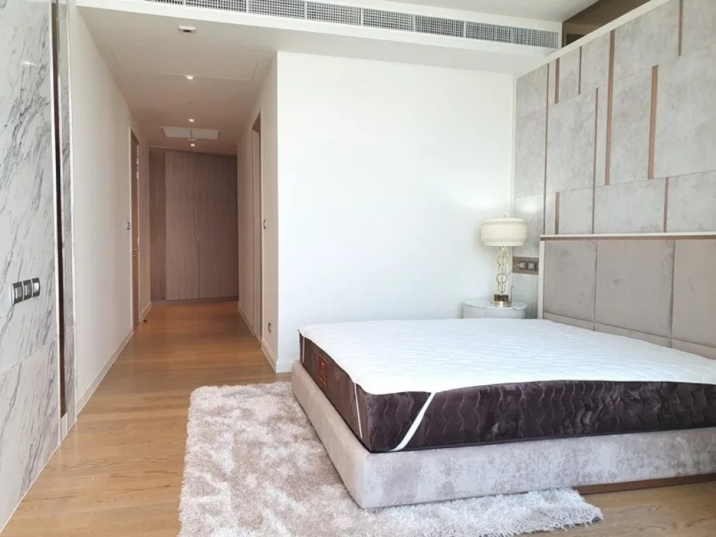 คอนโดแต่งหรู แบบ Duplex 3 ห้องนอน เพียง 5 นาทีจาก BTS กรุงธนบุรี A Luxurious 3 Bedroom Duplex Unit