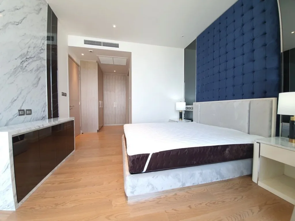 คอนโดแต่งหรู แบบ Duplex 3 ห้องนอน เพียง 5 นาทีจาก BTS กรุงธนบุรี A Luxurious 3 Bedroom Duplex Unit