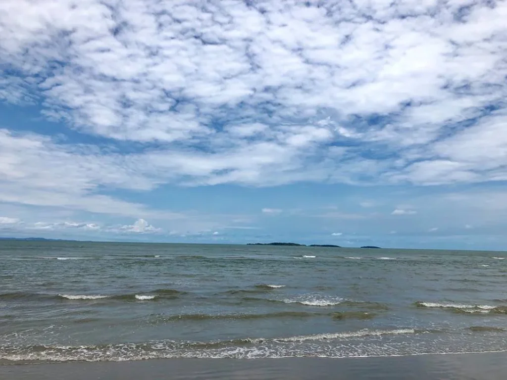 ขายที่ดินติดทะเล หาดส่วนตัว ไม่มีถนนคั่น โฉนด 4 ไร่ บรรยากาศดี