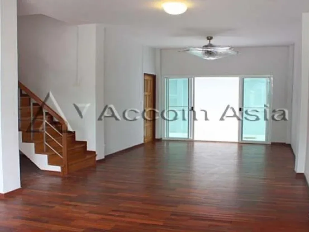 Townhouse 6 Bedroom For Rent BTS Ekkamai in Sukhumvit Bangkok