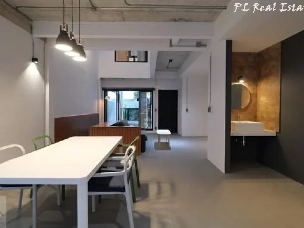 ให้เช่าทาวน์โฮม 2 ชั้น สุขุมวิท49 Modern Loft ใกล้ BTS พร้อมพงษ์ เเละ BTS ทองหล่อ