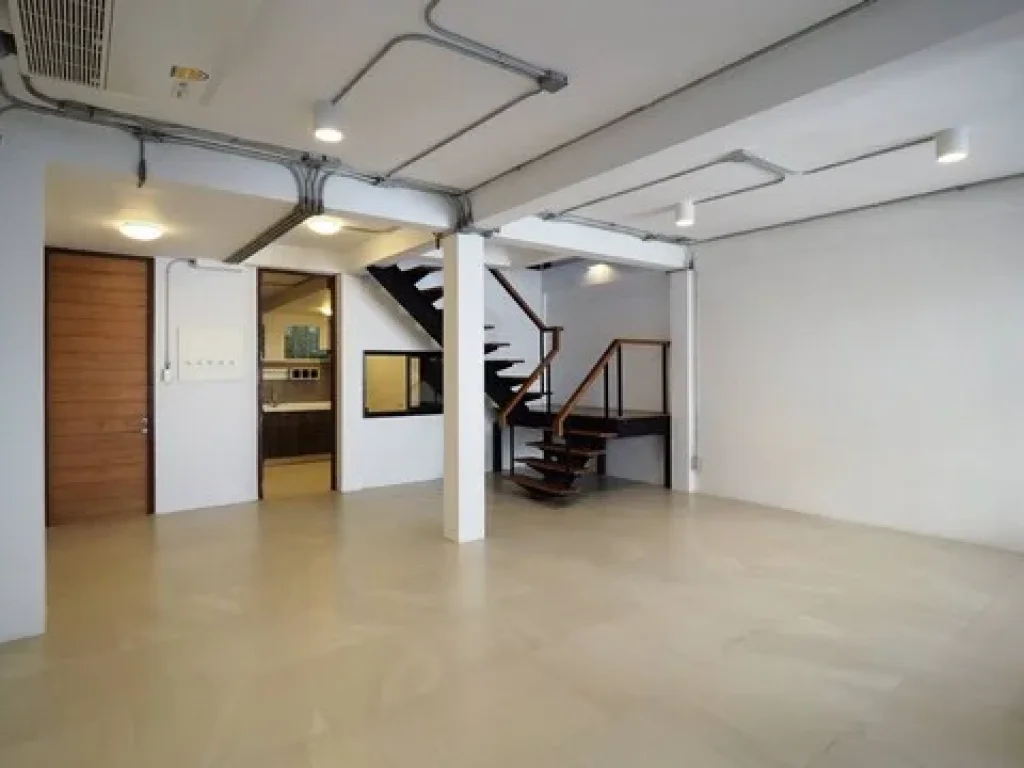 ให้เช่า บ้าน loft ทาวน์โฮม 3 ชั้น เอกมัย 22 ขนาด 26 ตรว 215sqm