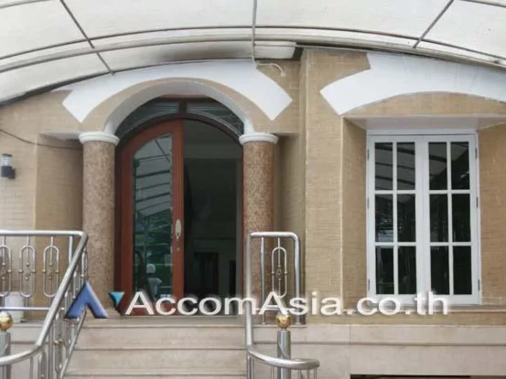 Townhouse 5 Bedroom For Rent BTS Surasak in Pan Bangkok