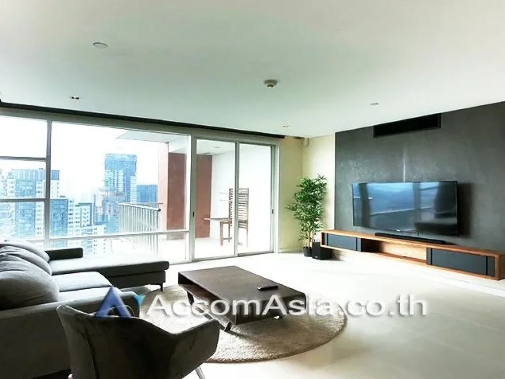 Newly renovate in modern style of unit on 30th floor Fullerton Condominium on sukhumvit 5 mins toEkkamai bts