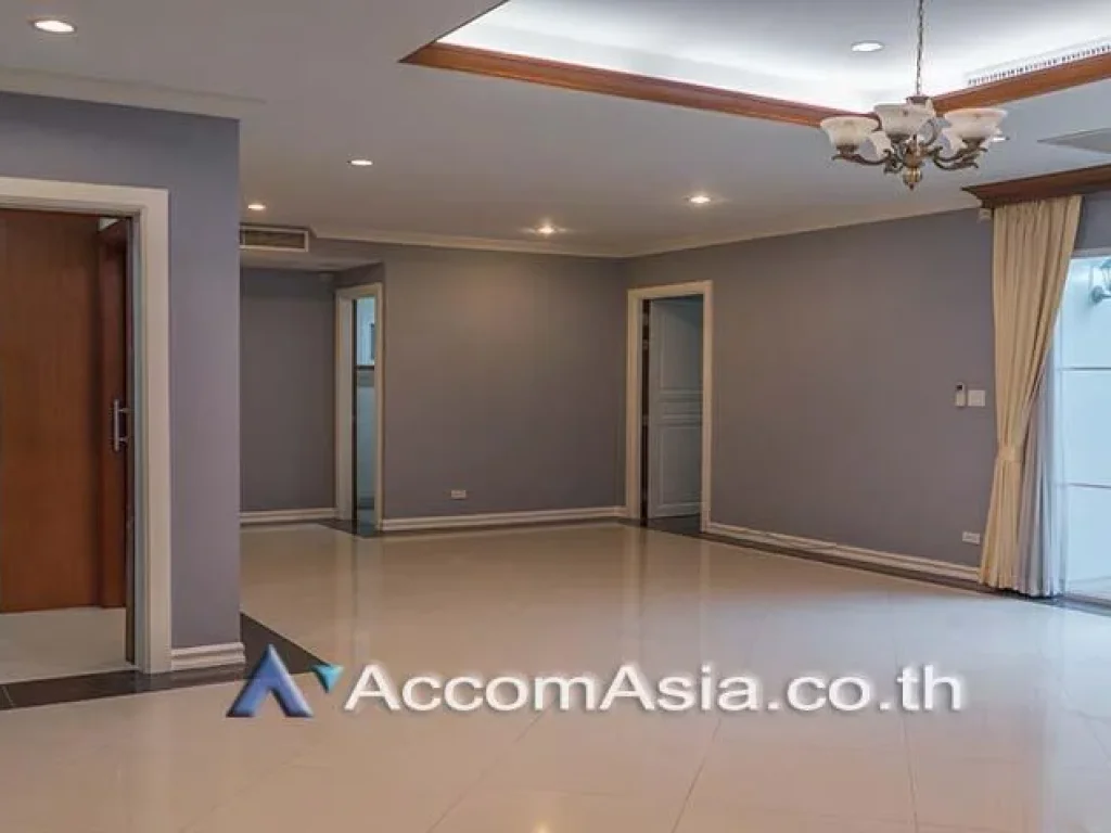 Spacious single house with Common Pool in Greenery compound in heart of Sukhumvit walk to Thonglor BTS