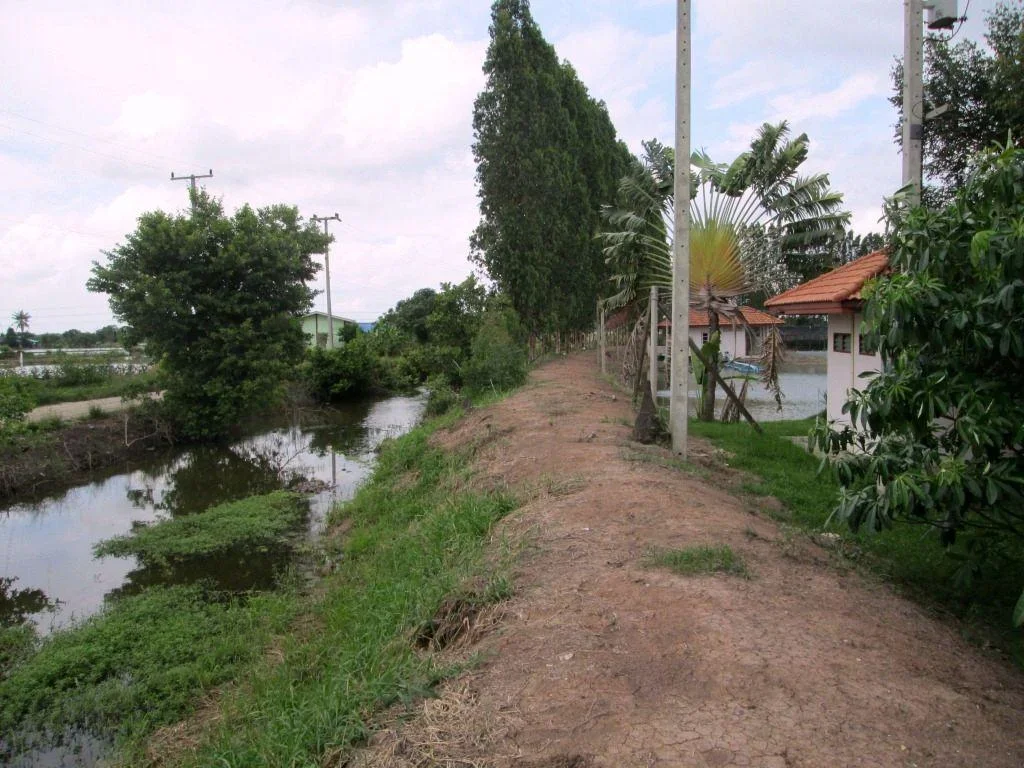 ขายด่วนที่ดินแปลงสวยติดคลองธรรมชาติดถนนสาธารณะใกล้โครงการสนามบิน เป็นที่ถมแล้วประมาณ 2ไร่แถมบ้านปูนให้1หลังเนื้อที่ 28-3-29ไร่อากาศดีสงบร่มรื่น