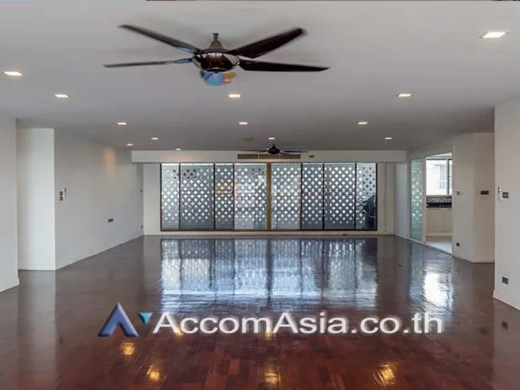 Lake view Apartment with presents the greenery and lake scenery from huge balcony Close to Asoke bts Sukhumvit mrt