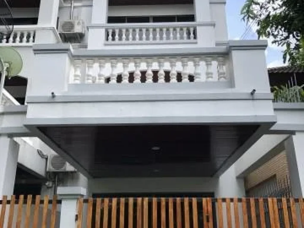 ขายด่วน Townhome 3 ชั้น ใกล้รถไฟใต้ดิน MRT สุทธิสาร สภาพดีมาก