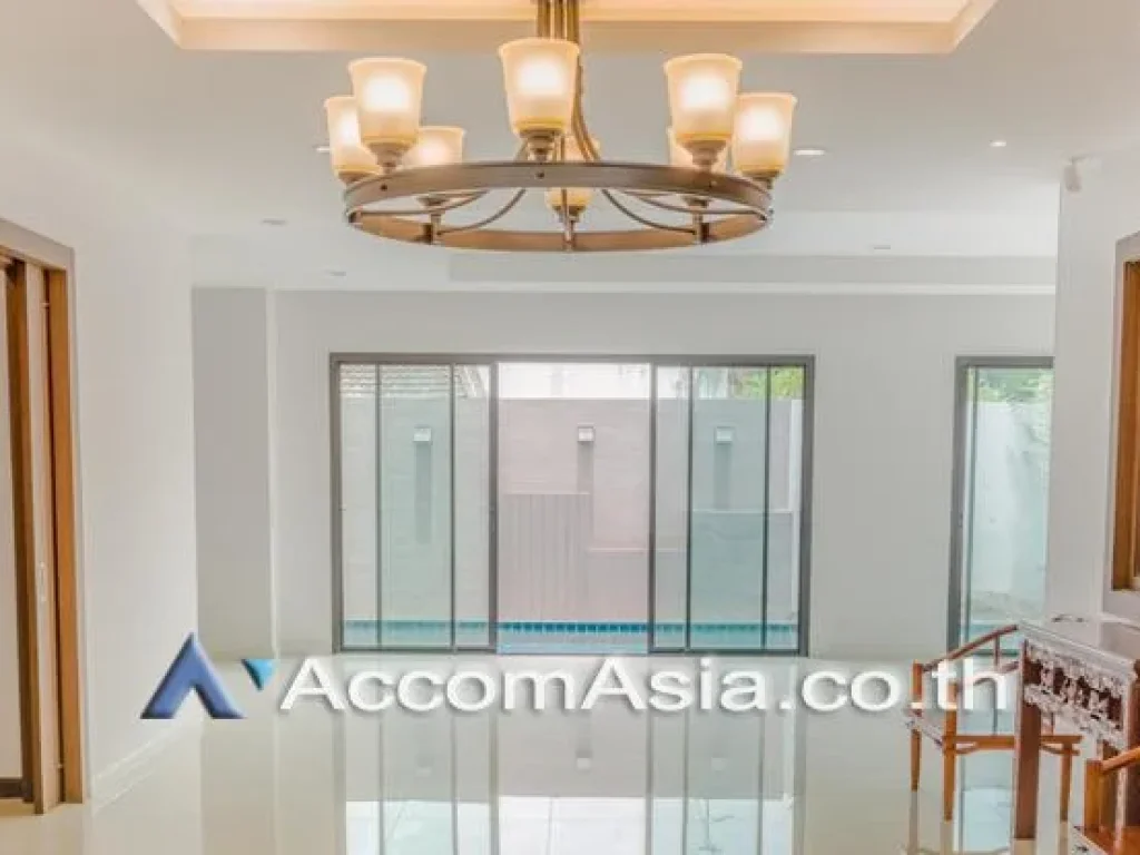 Large Wooden Modern House with Private Pool and 6 Bedroom For Sale BTS Phra khanong in Sukhumvit Bangkok