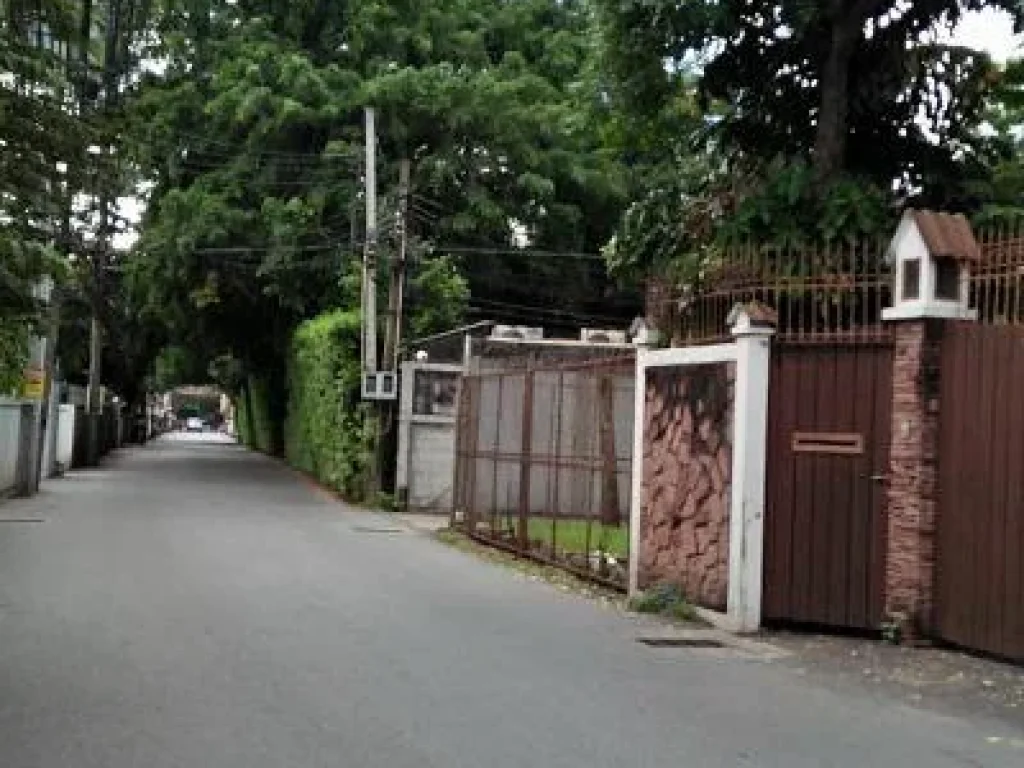 Small Land for Rent in middle soi surrounded single house Sukhuvmvit71