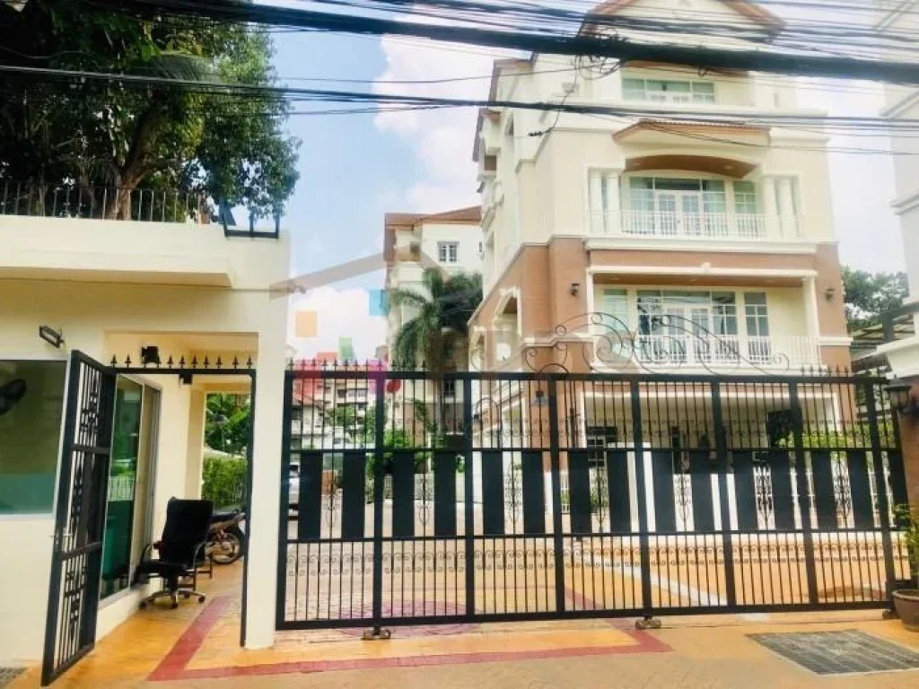 ขายทาวน์เฮาส์หลังใหญ่ 5 ห้องนอน สุขุมวิท 63 เอกมัย  For Sale a big townhouse 5 beds at Sukhumvit 63 Ekkamai