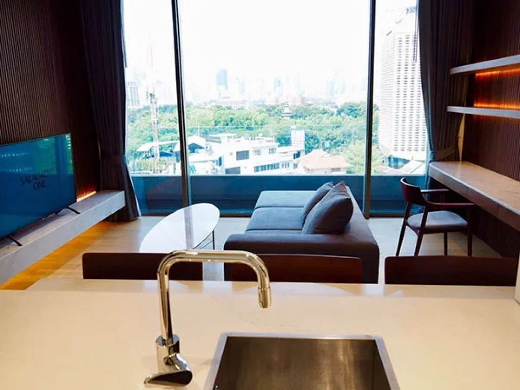 คอนโดหรู ศาลาแดง วัน ห้องใหญ่ แต่งสวยแบบ 1 ห้องนอน A Nice and Large 1 Bed Unit at Saladaeng One