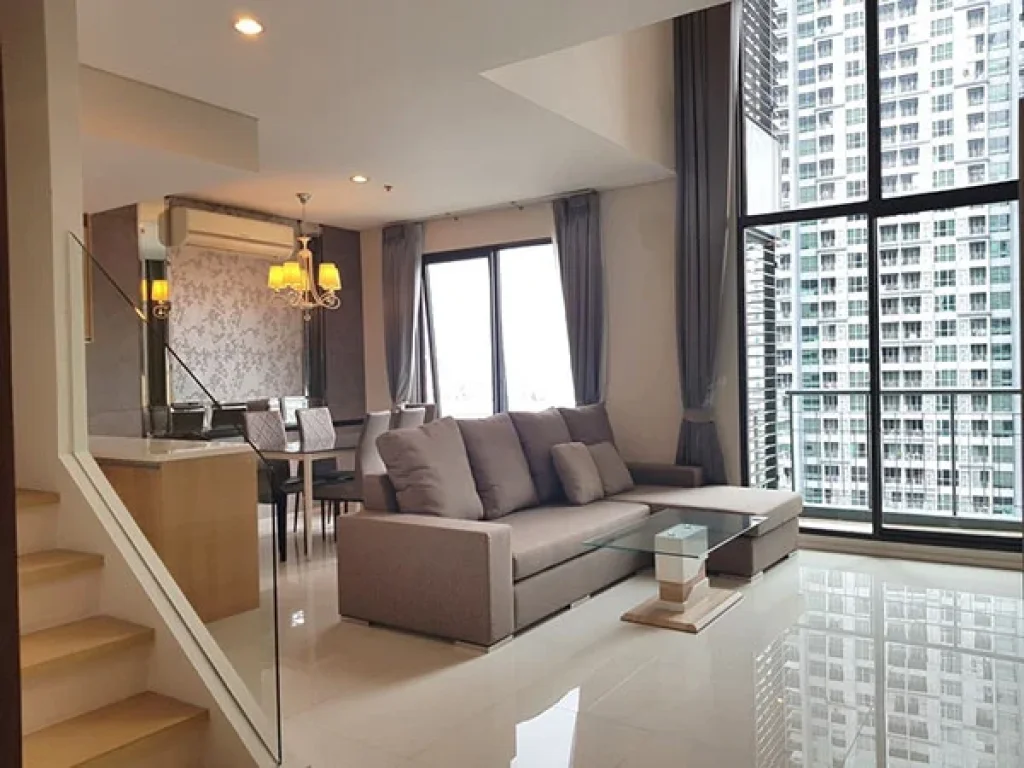 Villa Asoke แบบ Duplex 1 ห้องนอน พื้นที่กว้าง เพียง 2-3 นาทีจาก MRT เพชรบุรี A Spacious Beautiful and Nicely Furnished 1 Bed Duplex at Villa Asoke