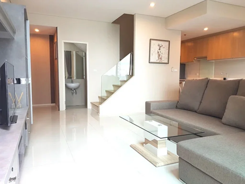 Villa Asoke แบบ Duplex 1 ห้องนอน พื้นที่กว้าง เพียง 2-3 นาทีจาก MRT เพชรบุรี A Spacious Beautiful and Nicely Furnished 1 Bed Duplex at Villa Asoke