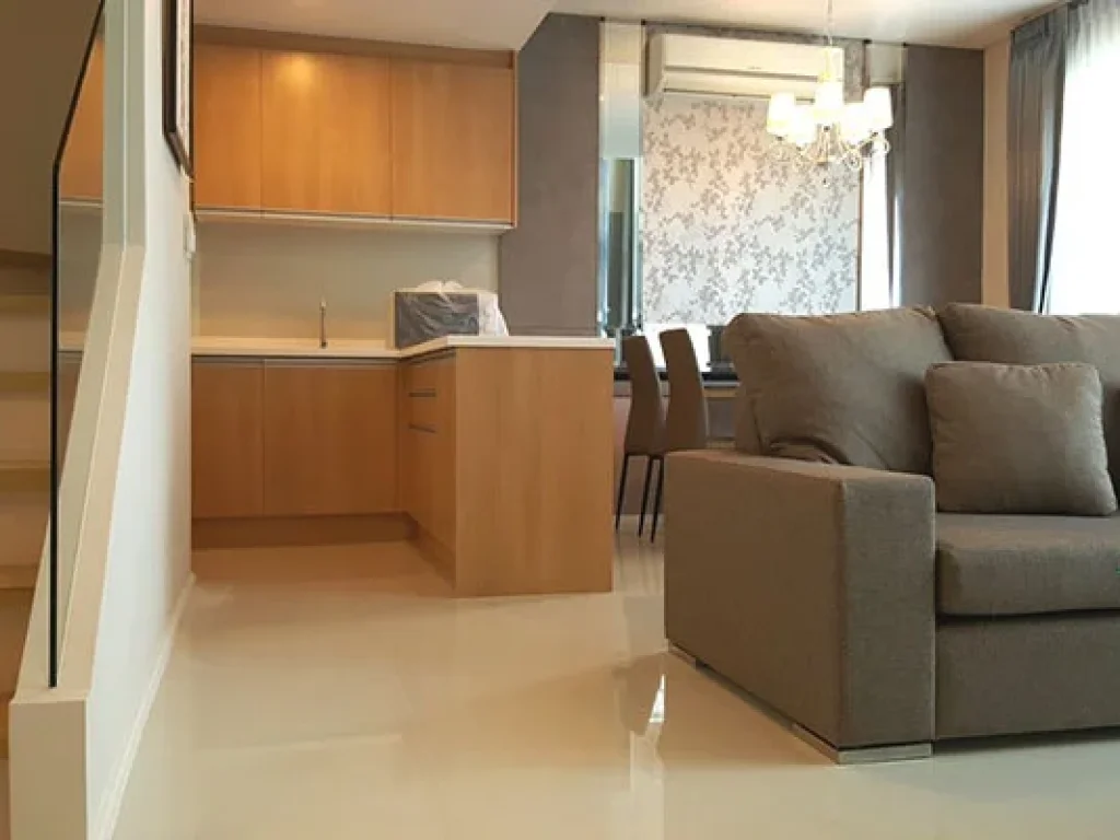 Villa Asoke แบบ Duplex 1 ห้องนอน พื้นที่กว้าง เพียง 2-3 นาทีจาก MRT เพชรบุรี A Spacious Beautiful and Nicely Furnished 1 Bed Duplex at Villa Asoke