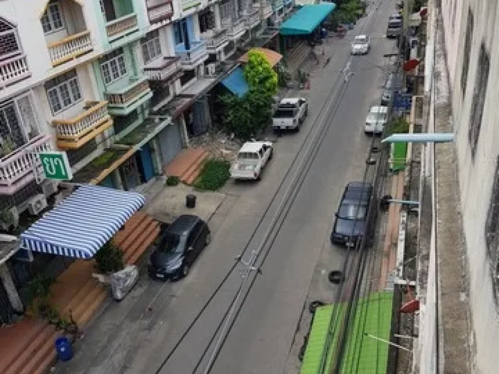 ตึกแถว ถนนร่มเกล้า ใกล้สนามบินสุวรรณภูมิ และสถานีแอร์พอร์ทลิงค์ มี 3 ชั้น บนที่ดิน 18 ตารางวา