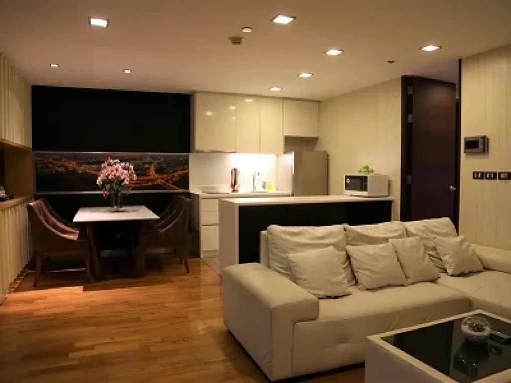 For rent Quad Silom condominium only one min walk from BTS Chongnonsri 1 bedroom