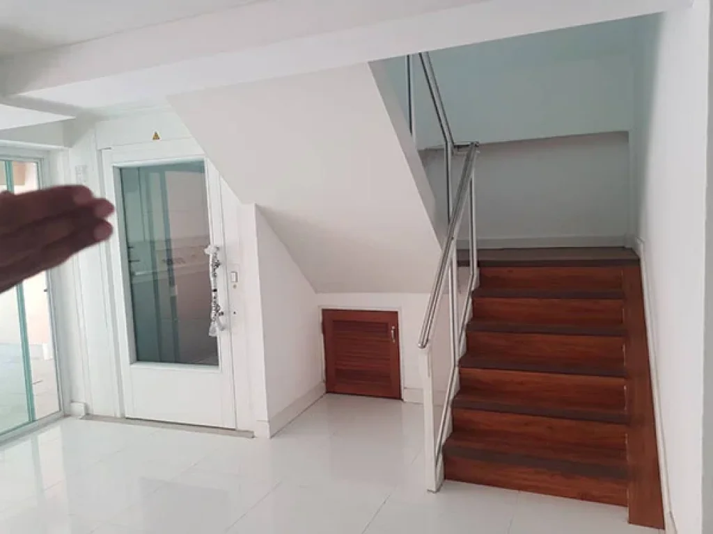 ขายด่วน ทาวน์โฮม ตกแต่งใหม่พร้อมลิฟท์ สุขุมวิท ใกล้ BTS ทองหล่อ For Sale Newly renovated Town home with Lift Sukhumvit Near BTS Asoke