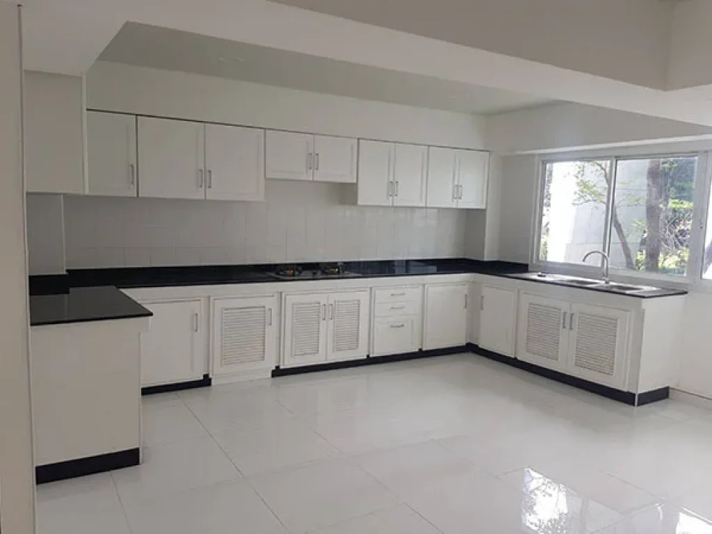 ขายด่วน ทาวน์โฮม ตกแต่งใหม่พร้อมลิฟท์ สุขุมวิท ใกล้ BTS ทองหล่อ For Sale Newly renovated Town home with Lift Sukhumvit Near BTS Asoke