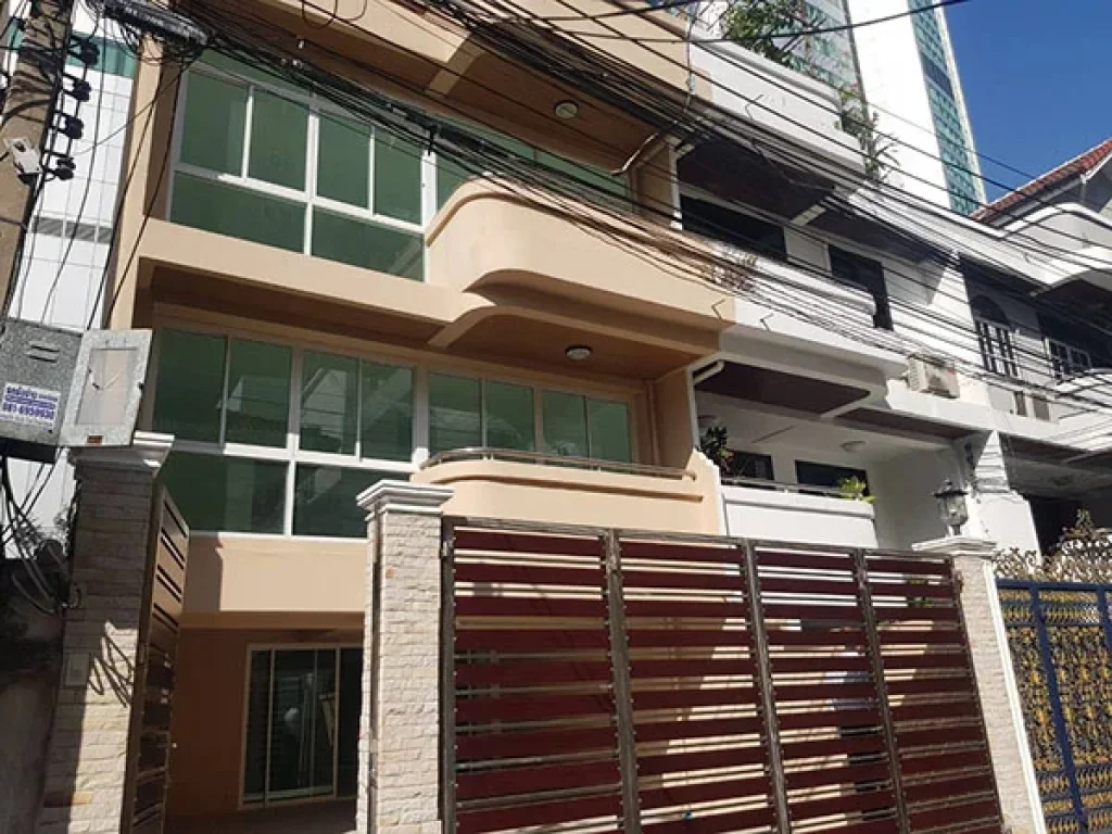 ขายด่วน ทาวน์โฮม ตกแต่งใหม่พร้อมลิฟท์ สุขุมวิท ใกล้ BTS ทองหล่อ For Sale Newly renovated Town home with Lift Sukhumvit Near BTS Asoke