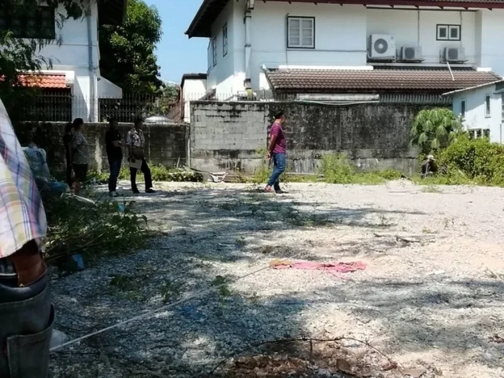 ที่ถมแล้ว รถไฟฟ้ากำลังมา มีการเวรคืนก่อสร้างที่ด้านถนนศรีนครินทร์