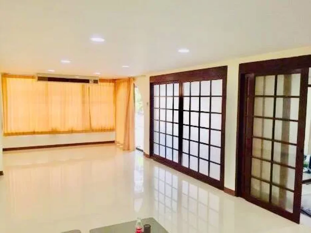 ให้เช่า ทาวน์เฮ้าส์ เพื่ออยู่อาศัย ราคาถูกมาก ในซอยสุขุมวิท FOR RENT Town house 2 beds In Sukhumvit