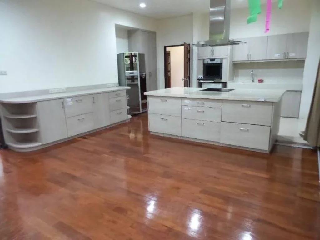 ให้เช่า บ้านเดี่ยว หลังใหญ่ พร้อมสวนและสนาม ใน สุขุมวิท 71 For Rent Single house with garden in Sukhumvit 71