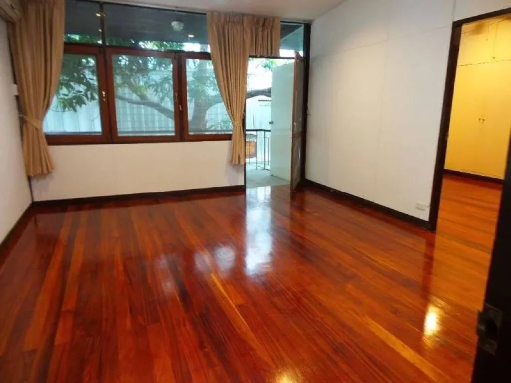 บ้านเดี่ยว ปรับปรุงใหม่ พร้อมสวนใหญ่รอบบ้าน ใกล้ BTS ทองหล่อ A single house with big garden closed BTS Thonglor