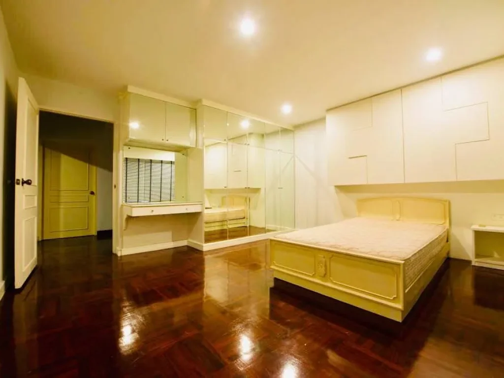 ทาวน์เฮาส์ตกแต่งสวย ในหมู่บ้าน ใกล้ BTS ทองหล่อ Nice town house close BTS in Soi Thonglor