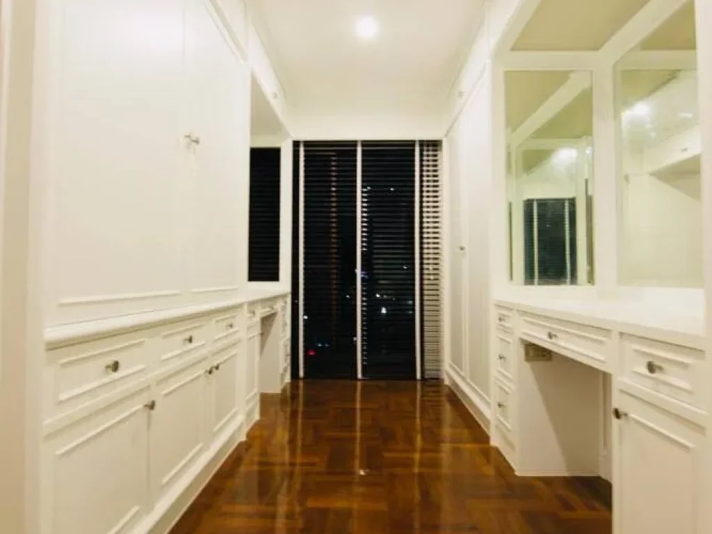 ทาวน์เฮาส์ตกแต่งสวย ในหมู่บ้าน ใกล้ BTS ทองหล่อ Nice town house close BTS in Soi Thonglor