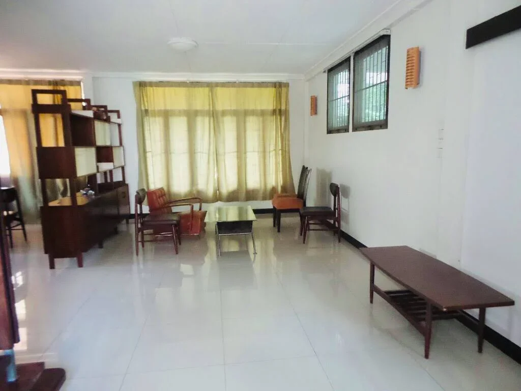 ให้เช่า บ้านเดี่ยวกลางใจเมือง พร้อมสวนใหญ่รอบบ้าน FOR RENT Single house with garden In Prompong area