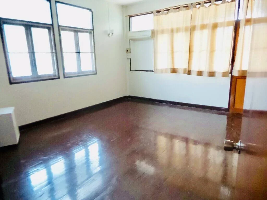 ให้เช่า บ้านเดี่ยวกลางใจเมือง พร้อมสวนใหญ่รอบบ้าน FOR RENT Single house with garden In Prompong area