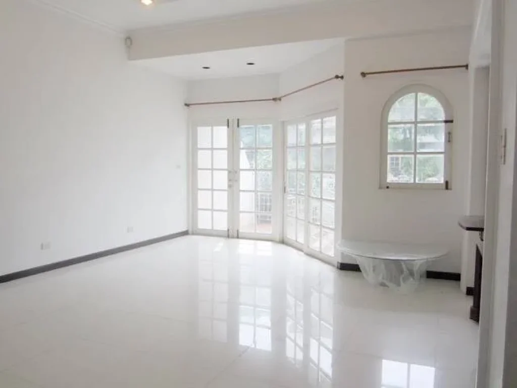 บ้านเดี่ยวระเบียงใหญ่ในซอยหลังสวน 4ห้องนอน Single house in Soi Lungsuan For residence