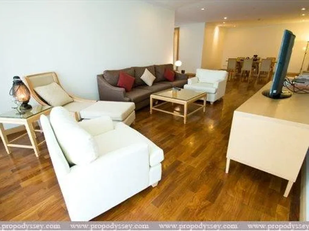 3 bedrooms apartment for rent with pet friendly at Promphong Area