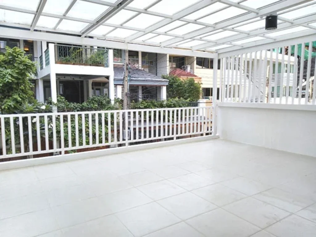 Townhouse 3 ชั้น เรโนเวทใหม่กิ๊ก สุขุมวิทซอย3 Newly and Just Renovated 3 Storey Townhouse