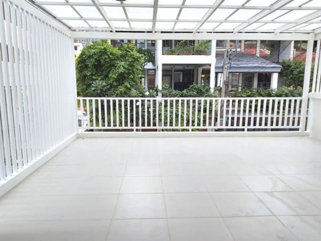 Townhouse 3 ชั้น เรโนเวทใหม่กิ๊ก สุขุมวิทซอย3 Newly and Just Renovated 3 Storey Townhouse