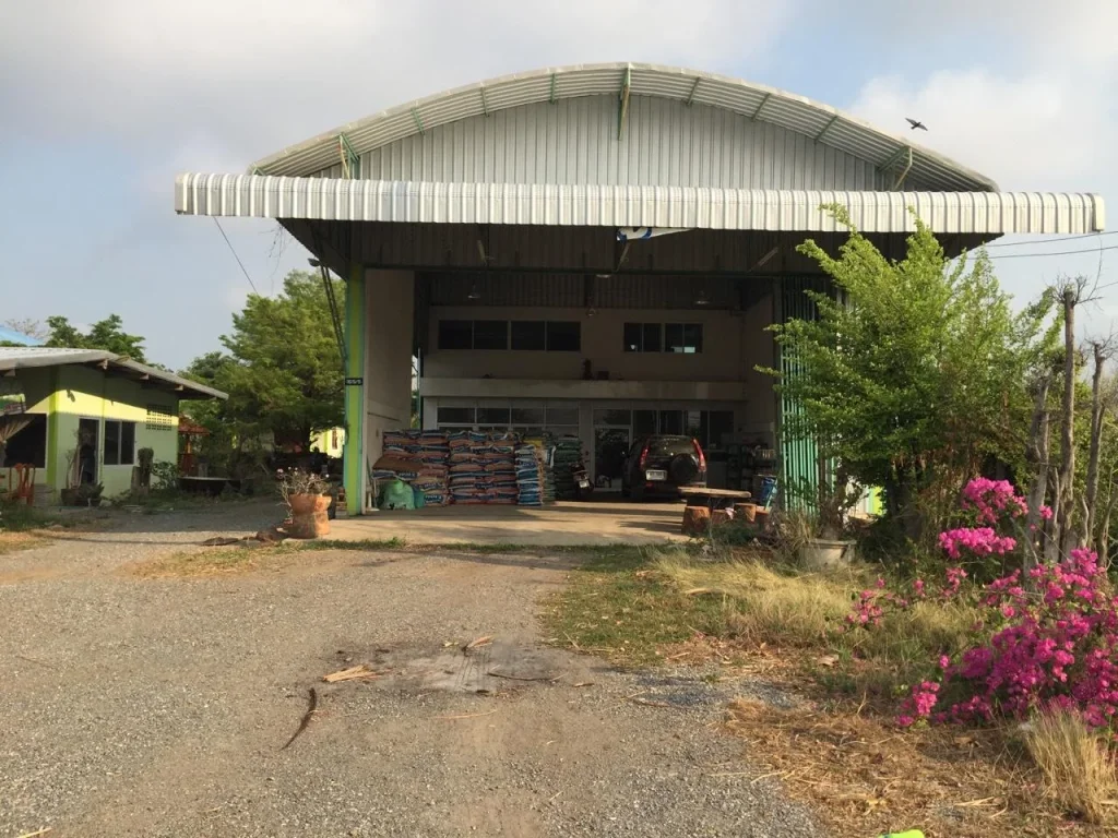 ที่ดินสวยติดถนนพร้อมบ้านและโกดัง