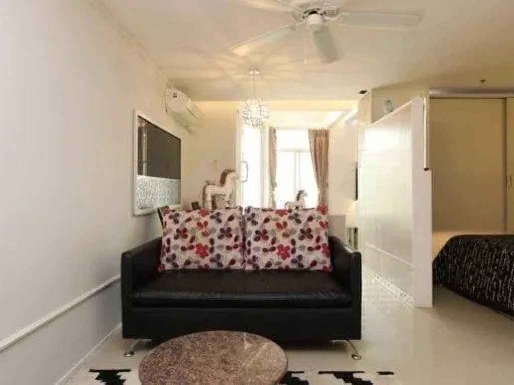 Quick Rent Great location 1 bed condo 1-2 mins from Kad Suan Kaew a few minutes walk to Nimmanhaemin Rd a quick to walk to Maya Plaza or the old t