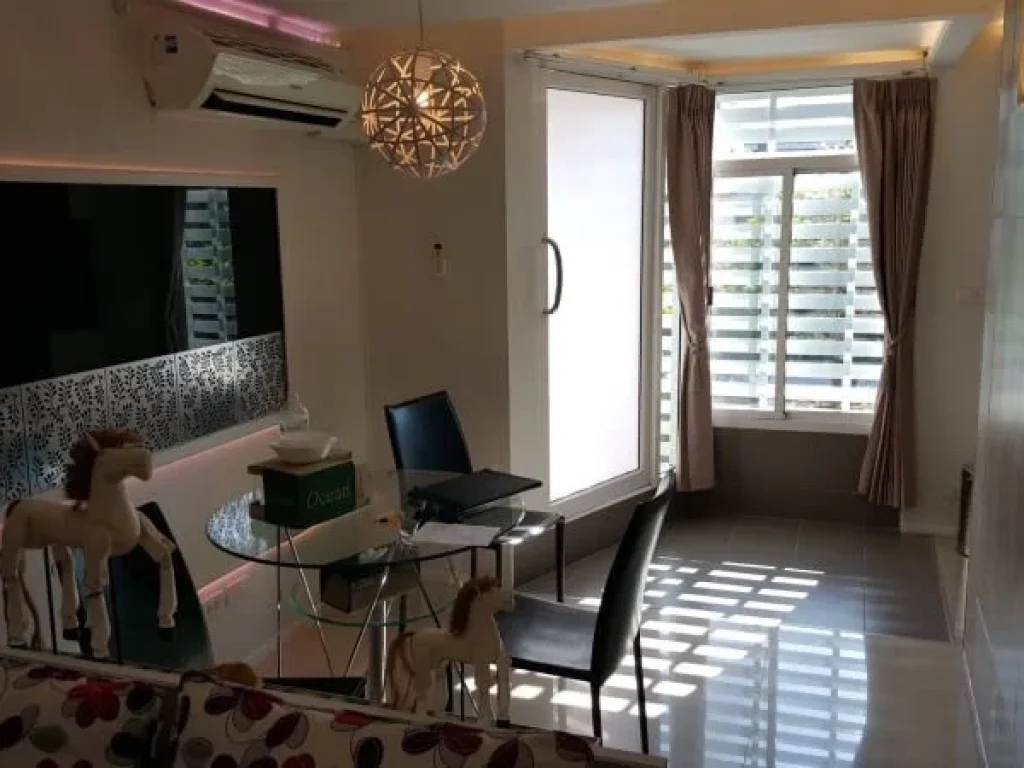 Quick Rent Great location 1 bed condo 1-2 mins from Kad Suan Kaew a few minutes walk to Nimmanhaemin Rd a quick to walk to Maya Plaza or the old t