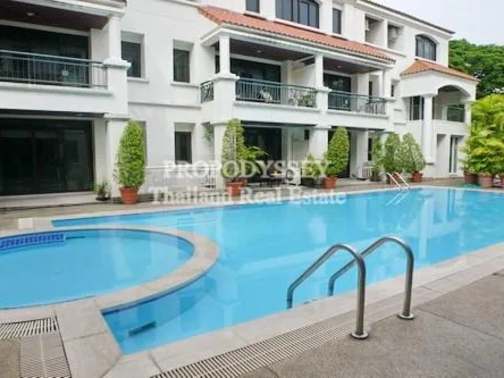 ขายทาวเฮาส์ ทองหล่อ มีสระว่ายน้ำ พร้อมผู้เช่า  Townhouse for sale with tenant at Thonglor with swimming pool in the com