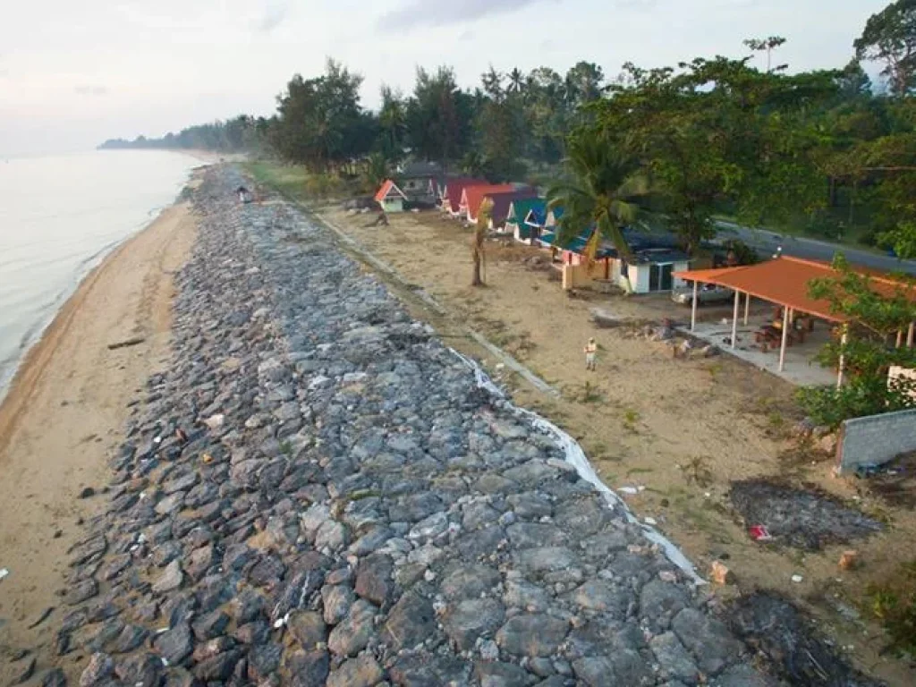 ขายที่ติดทะเล ถนนลาดยาง หาดส่วนตัว พร้อมบ้าน 12 หลัง มีสันเขื่อนกันคลื่นเรียบร้อย