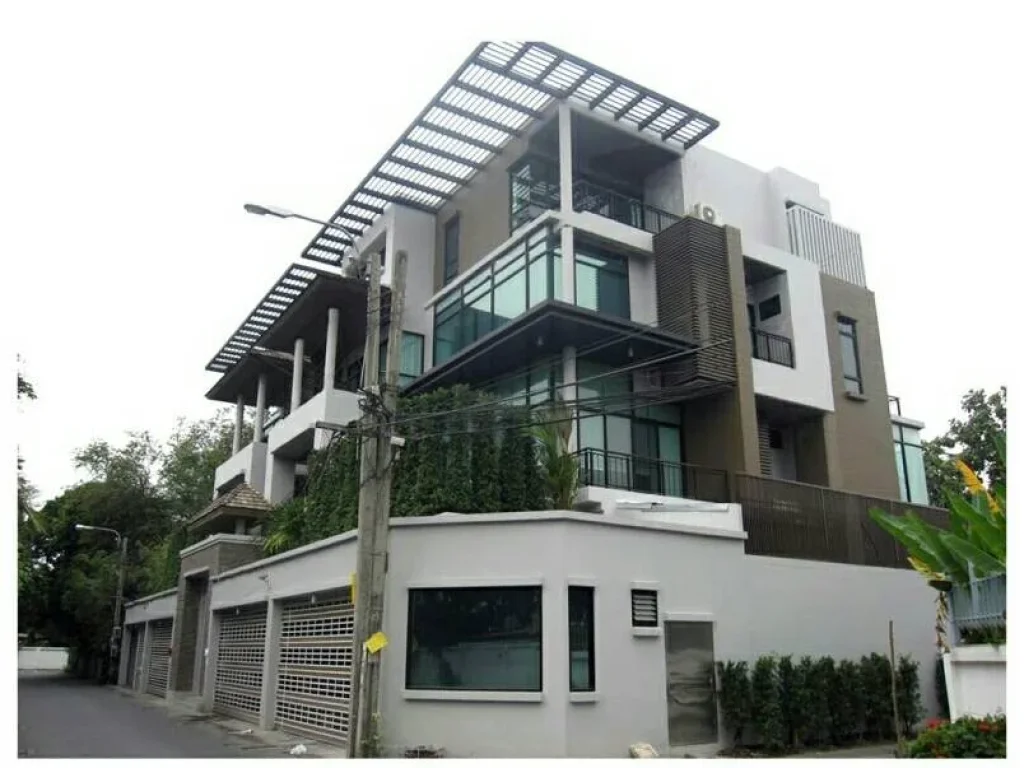 For rent 2 storey house 400 sqm 4 bedrooms 4 bathrooms Ekkamai Wattana Bangkok