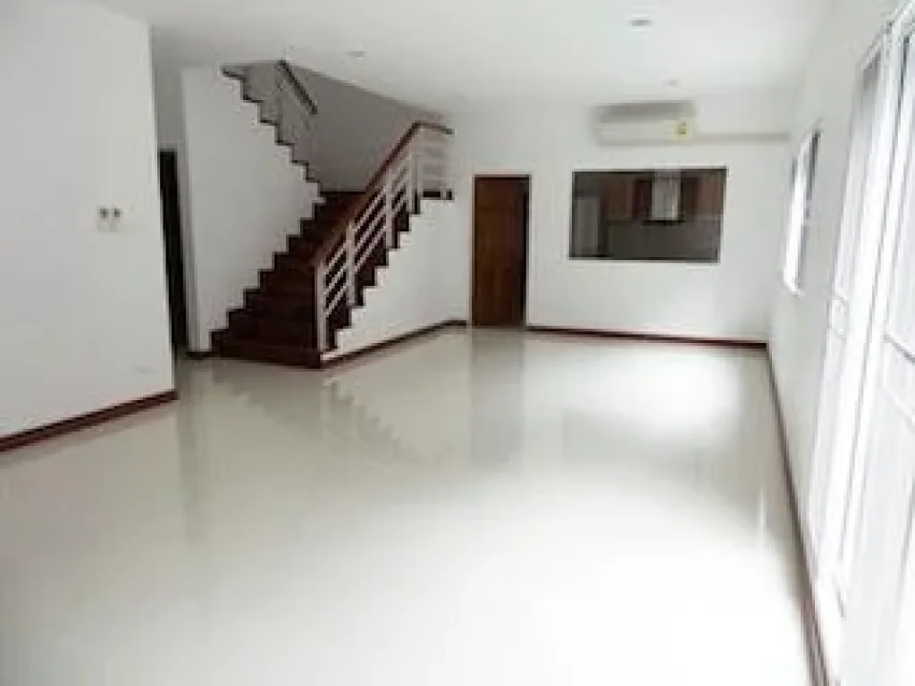 ให้เช่า บ้านทาวน์โฮม สวย ใหม่ 3 ห้องนอน นานา เพียง 100000 บาท Rent Nice and New 3 BR Town Home at Nana Only 100000 Baht