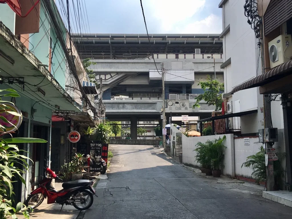 ขาย ที่ดิน สิ่งปลูกสร้าง ใกล้สถานีรถไฟฟ้า BTS โพธิ์นิมิตร 200เมตร ซอยเทอดไท19 ที่ดิน 2-2-40ไร่