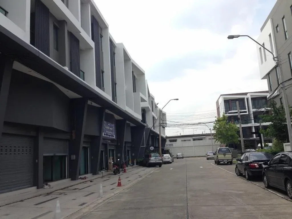 ขายอาคารพาณิชย์ โครงการ B-Avenue วัชรพล ตรงข้ามสำนักงานเขตสายไหม ขนาด 18 ตรว เหมาะทำออฟฟิศหรือร้านค้า