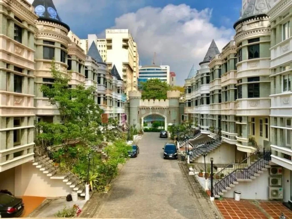 ขายทาวเฮาส์หลังมุม ในหมู่บ้าน สุขุมวิท 31 พร้อมพงษ์  Corner unit townhouse in the compound for sale on Sukhumvit 31